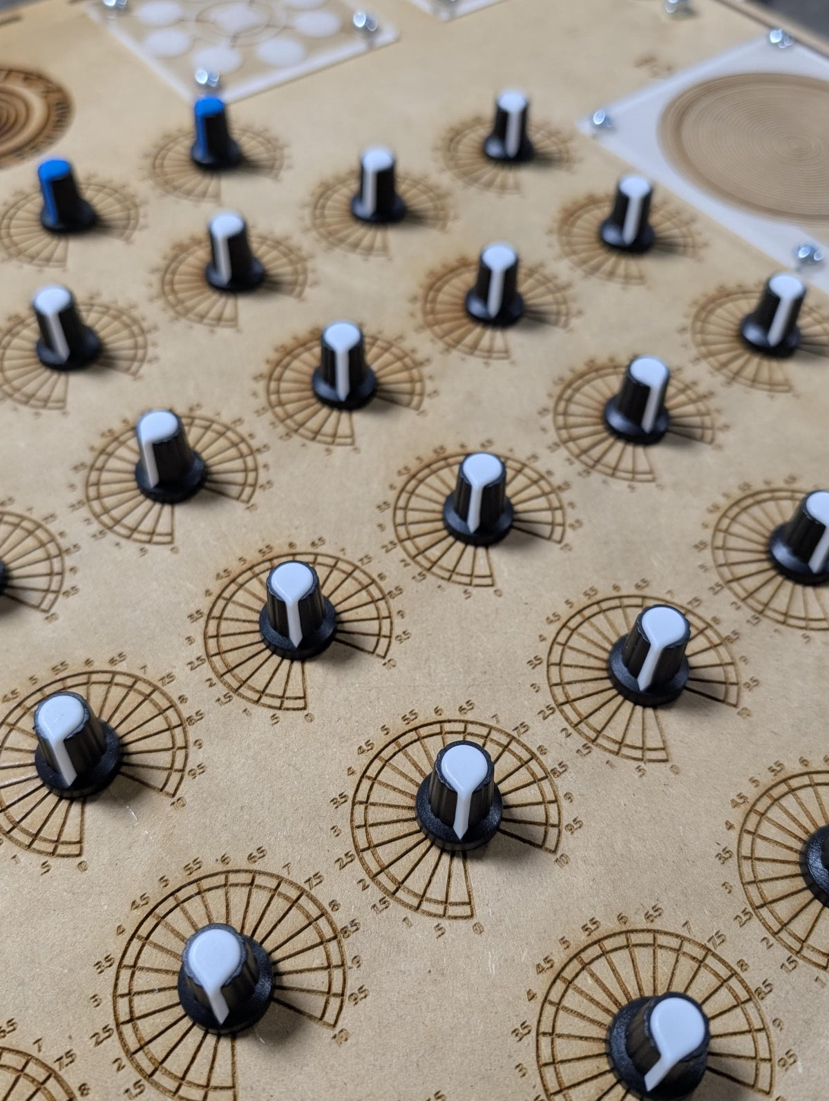 Máquina Radiónica hecha a mano: 33 diales, copiadora dual, potenciadores eléctricos